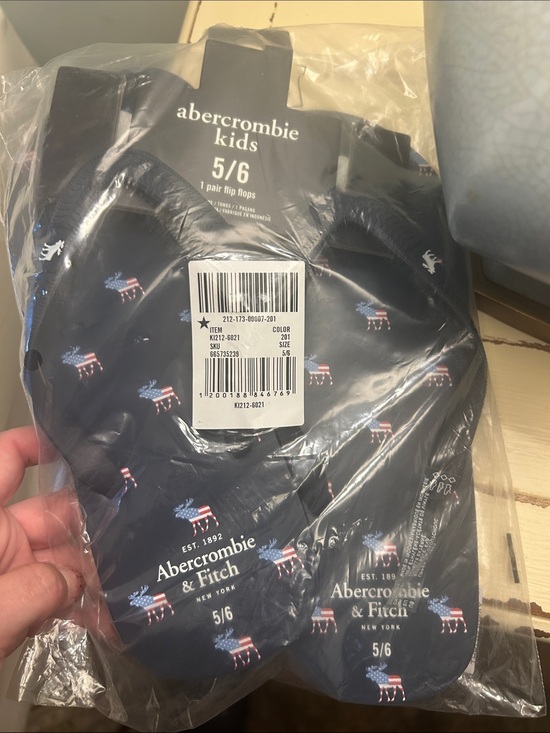 Abercrombie & Fitch Other - Abercrombie & Fitch Kids Navy Flip Flops with Patriotic Moose Print